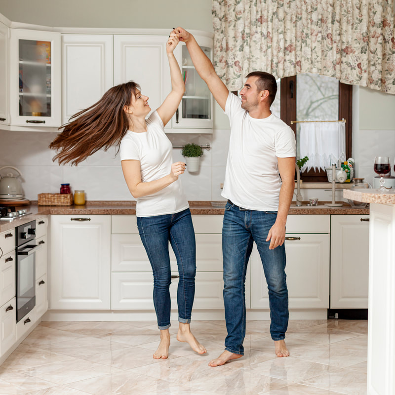 Как подарить квартиру супруге. Пара танцует на кухне. Семья на кухне. Пара танцует дома. Девушка в квартире.